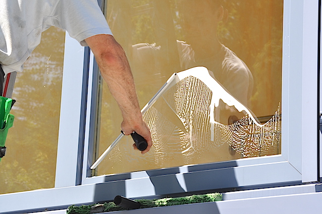 fensterputzer-heroldsberg-glasreinigung-mit-soerbo-einwischer