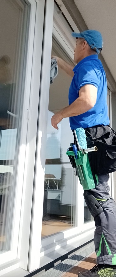 Fensterputzer-beim-fein-reinigung-privathaushalt-fenster-in-nuernberg-2023