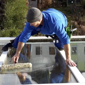 Der-Fensterputzer-John-Winters-reinigt-2025-einen-grosen-Wintergarten