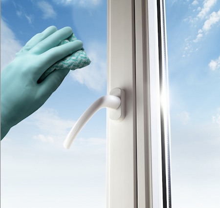 Der-Fensterputzer-aus-Cadolzburg-reinigt-auch-Fensterrahmen-von-Hand.