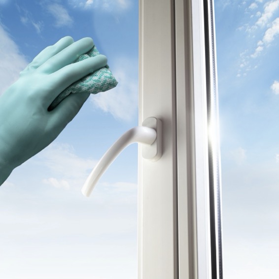 fensterreinigung-fensterrahmen-mit-handschue-und-lappen-2026