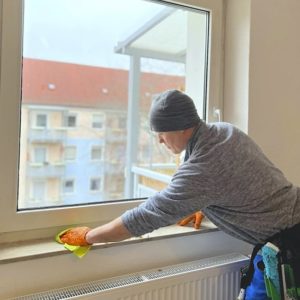 fensterreiniger-wischt-marmor-fensterbank-in-privat-wohnung-furth.
