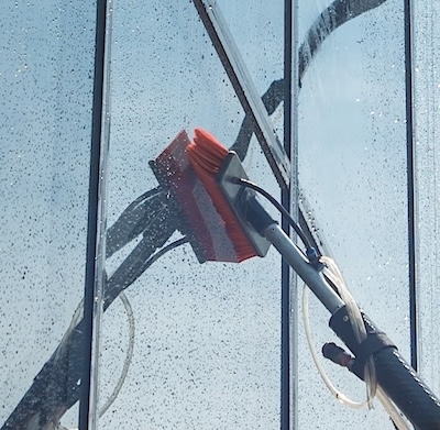 karbonstange-mit-reinwasser-fensterputzer-burste