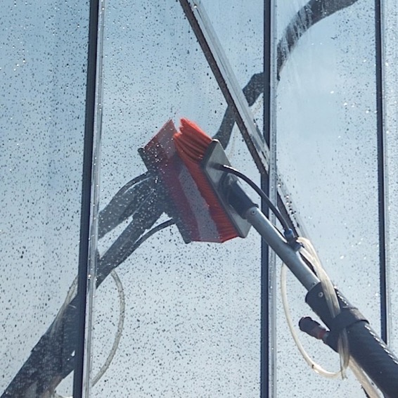 modernen-fensterreinigung-burste-gegen-ein-fassade-2026