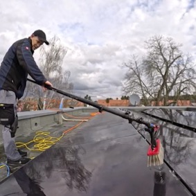 solarreinigung-auf-haus-mit-flachdach-2025