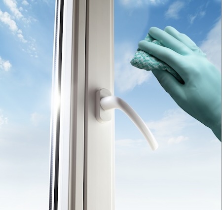 fensterreiniger-hand-wascht-fensterahmen-schwaig-90571