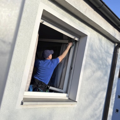 fensterrahmen-wird-gereinigt-mit-lappen.