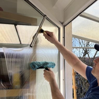 profi-fensterputzer-furth-reinigt-fensterglas-2026
