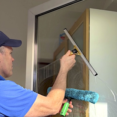 profi-fensterreinigung-mit-wischer-und-einwascher