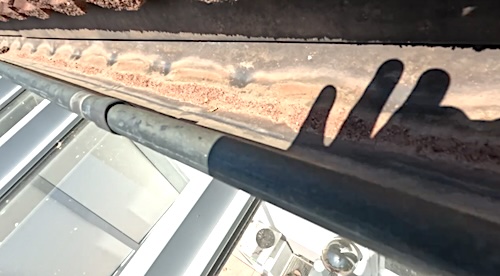 Die Dachrinnen sollten am besten gereinigt werden, wenn sie trocken sind, damit es schneller und einfacher geht. Dachrinnen mit sand
