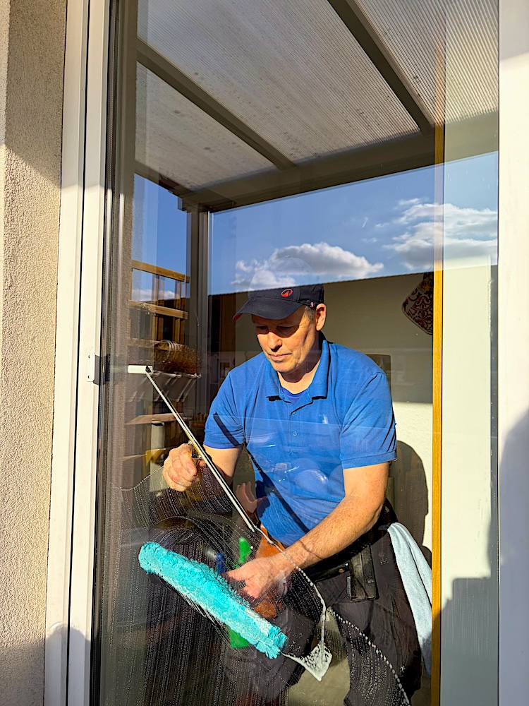 fensterputzer-beim-glasreinigung-nurnberg-privathaushalt-glastur.