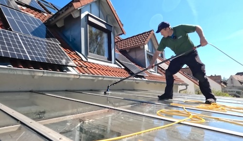 Glasdachreinigung mit Waschbürste john-winters-fensterreinigung-glasdachreinigung-nurnberg-2026