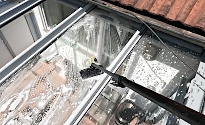 terrassendachreinigung-mit-waschburste-und-seife. terrassendachreinigung-mit-waschburste-und-seife.